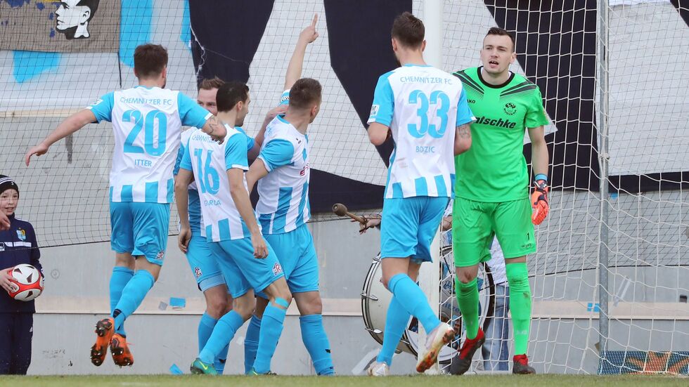 Daniel Frahn erzielt den Siegtreffer und wird gefeiert. Daniel Frahn erzielt den Siegtreffer und wird gefeiert.