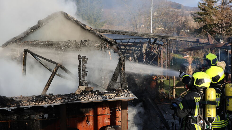 Insgesamt drei Angriffstrupps bekämpften den Brand zunächst mit Wasser, später kam zusätzlich Schaummittel zum Einsatz.