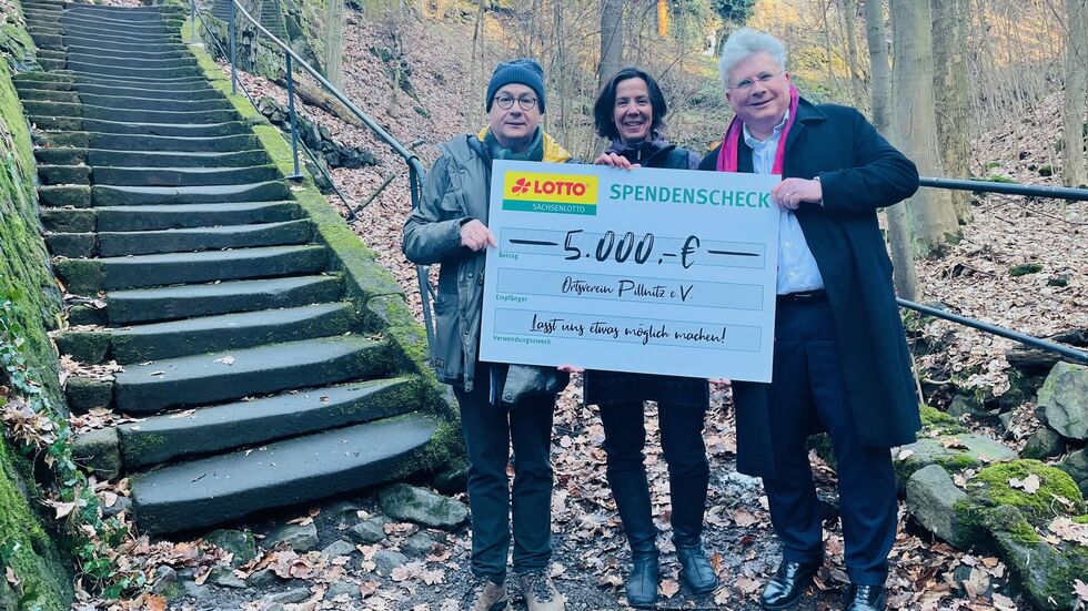 Tom Pauls, Anwohnerin Annegret Grütze und Sachsenlotto-Chef Frank Schwarz (v.l.n.r.) bei der Scheckübergabe für die kaputte Sandsteintreppe