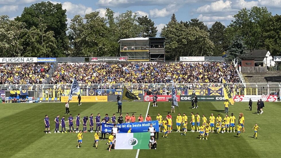 Das Bruno-Plache-Stadion in Leipzig war mit rund 12.000 Zuschauern ausverkauft.