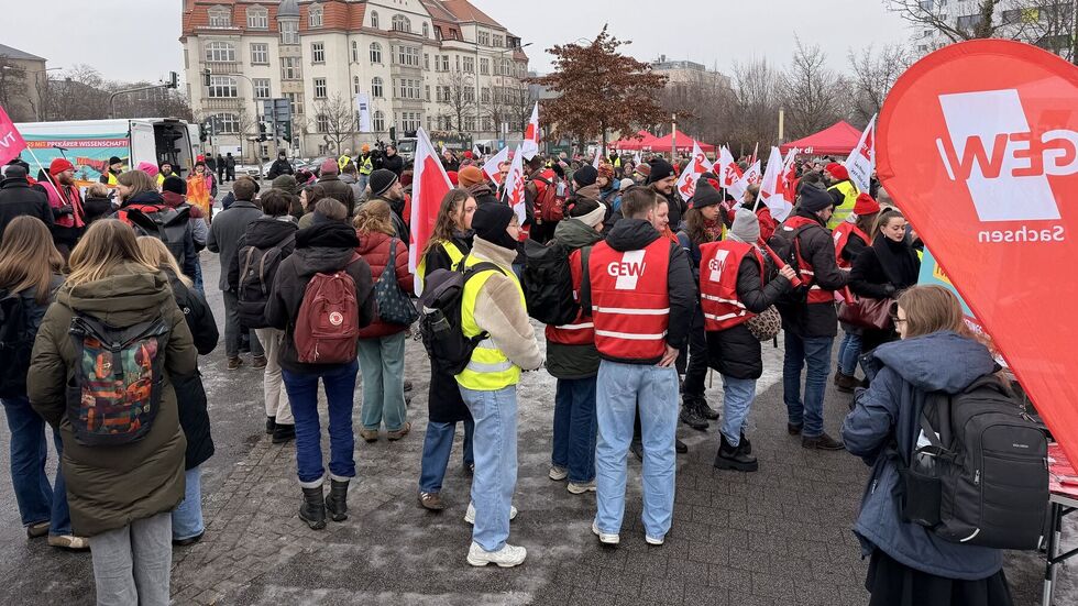 In Dresden versammelten sich Uni-Mitarbeiter zu einer Demo 
