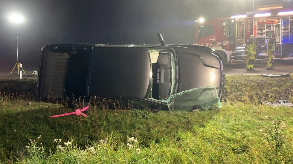 Um den verletzten Fahrer zu befreien, musste die Frontscheibe des Dodge entfernt werden.