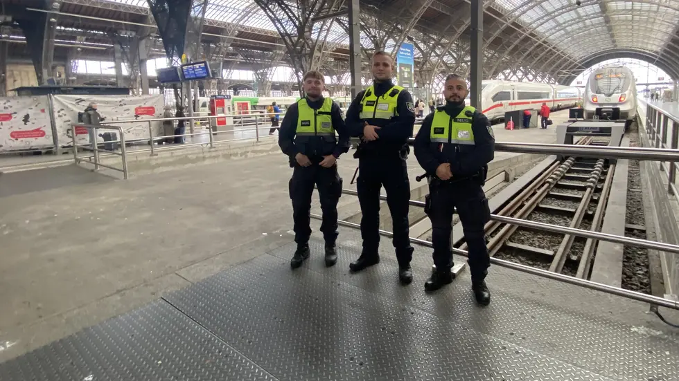 Durchgesetzt werden soll das Verbot von Mitarbeitern der DB-Sicherheit. Sie patrouillieren mit Streifen rund um die Uhr durch den Leipziger Hauptbahnhof. Durchgesetzt werden soll das Verbot von Mitarbeitern der DB-Sicherheit. Sie patrouillieren mit Streifen rund um die Uhr durch den Leipziger Hauptbahnhof.