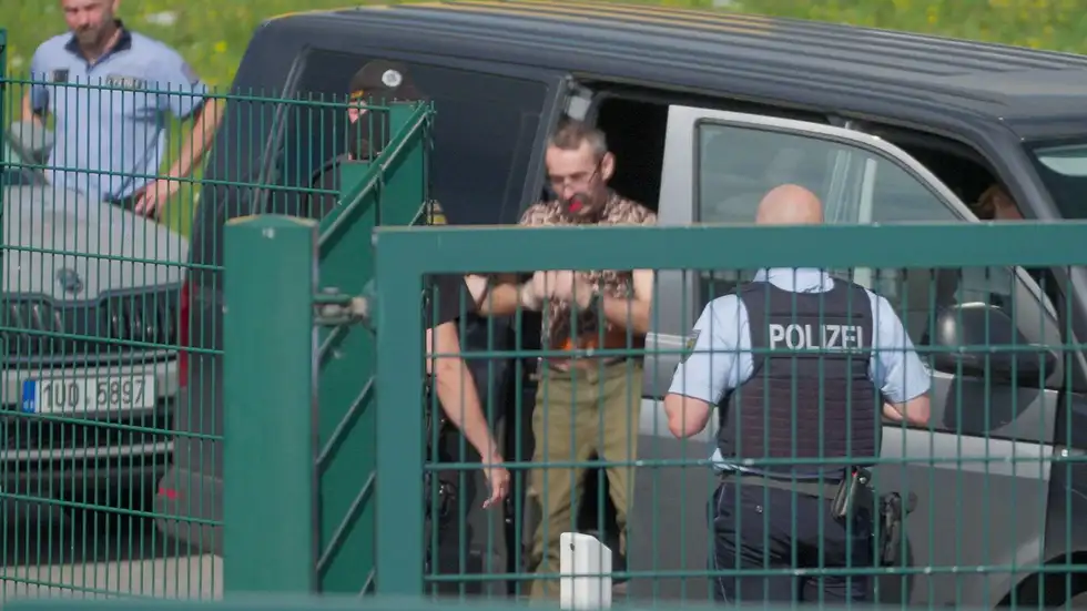 Die rechtsextreme Marla-Svenja Liebich ist heute 11.30 Uhr von Bundespolizisten in einem Konvoi von drei Autos ins Chemnitzer Frauengefängnis gebracht worden. Die Beamten hatten die Gefangene am Grenzübergang Breitenau an der A 17 von tschechischen Spezialkräften übernommen.
Zusätzlich wurde der Transport von einem Hubschrauber überwacht.
Die rechtsextreme Marla-Svenja Liebich ist heute 11.30 Uhr von Bundespolizisten in einem Konvoi von drei Autos ins Chemnitzer Frauengefängnis gebracht worden. Die Beamten hatten die Gefangene am Grenzübergang Breitenau an der A 17 von tschechischen Spezialkräften übernommen. Zusätzlich wurde der Transport von einem Hubschrauber überwacht.