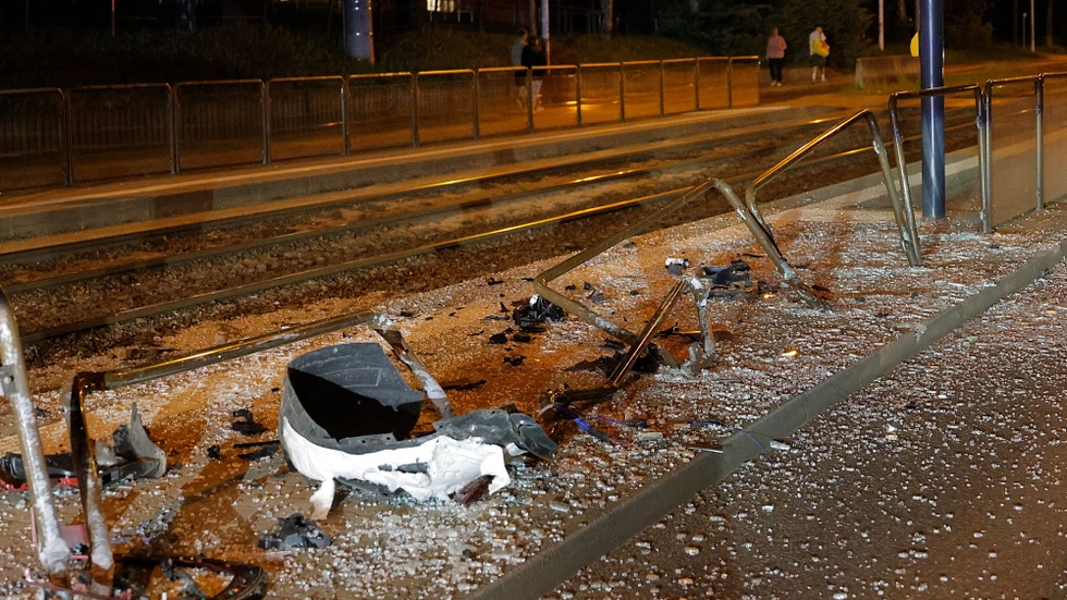 Der Haltestellenbereich wurde zerstört. Verletzt wurde aber niemand.