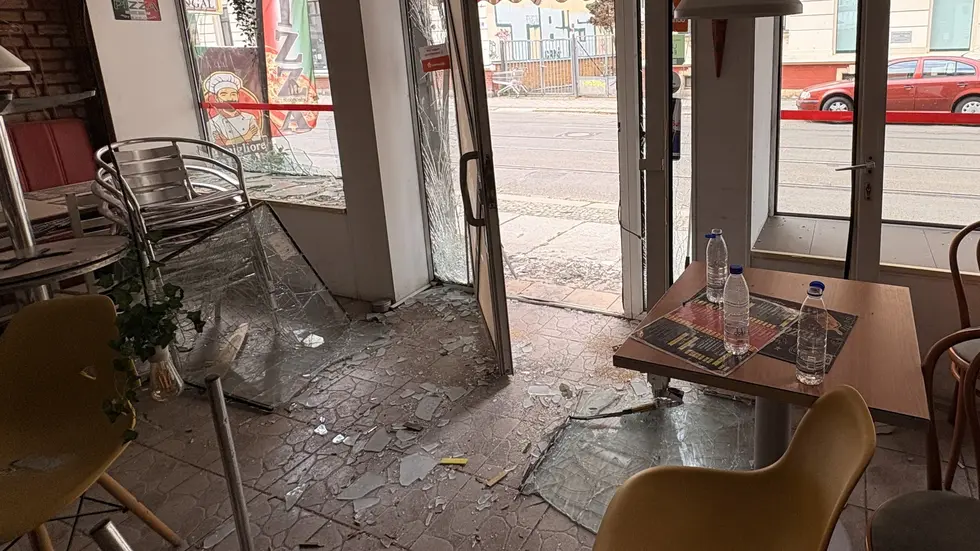 Scherben im Innenraum zeugen noch immer von der Sprengung. Scherben im Innenraum zeugen noch immer von der Sprengung.