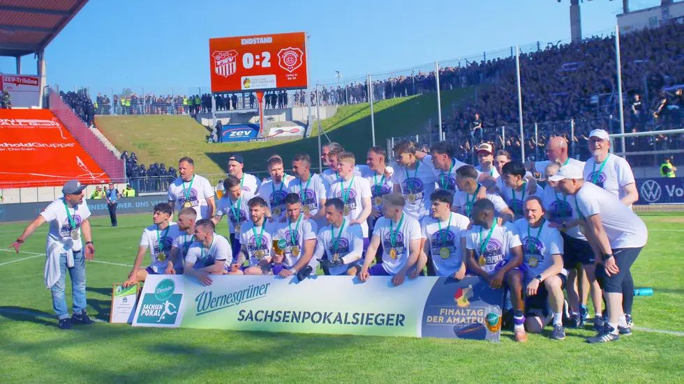 Vor zahlreichen mitgereisten Veilchenfans nahmen das Team den Sachsenpokal in Empfang. Vor zahlreichen mitgereisten Veilchenfans nahmen das Team den Sachsenpokal in Empfang.