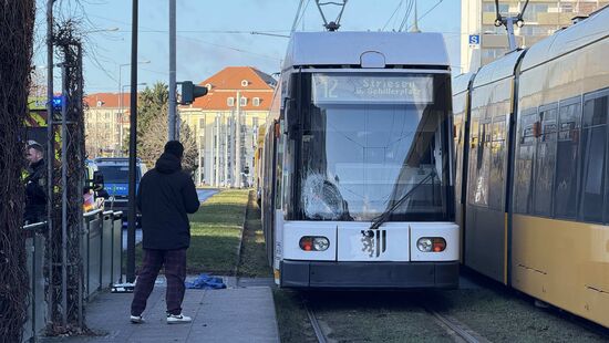 Eine Straßenbahn steht im Haltestellenbereich.