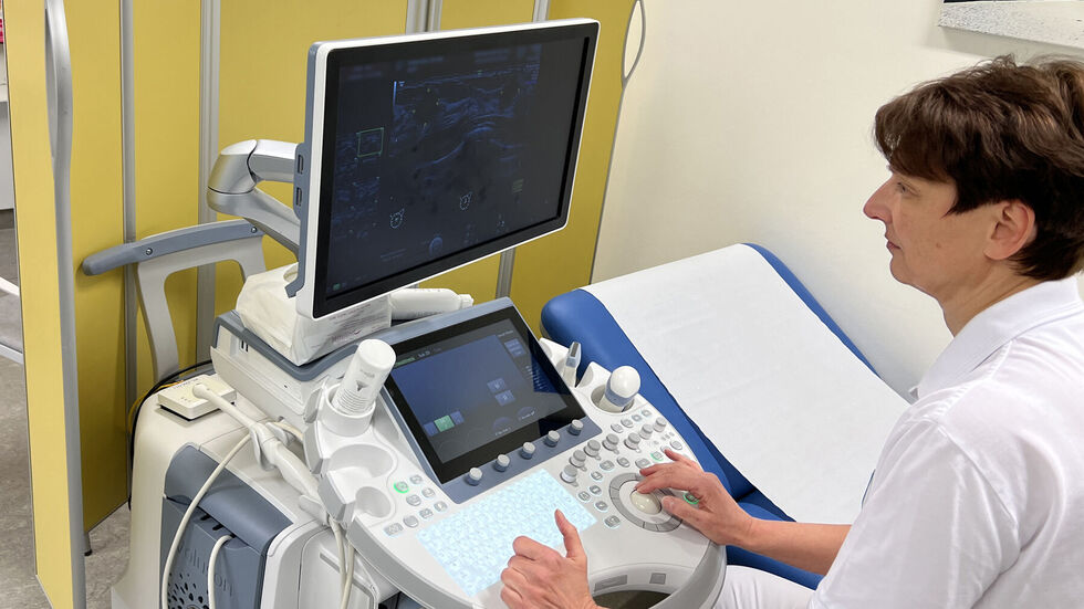 Dr. med. Astrid Schlosser bei der Auswertung eines Brustultraschalls