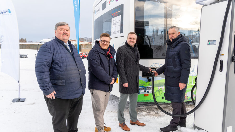 Symbolischer Start für klimafreundliche Busse am Freitag in Werdau mit Oberbürgermeister Sören Kristensen, Denny Schädlich (Geschäftsführer Juno Solar), André Jalowy (Geschäftsführer Regionalverkehr Westsachsen) und Landrat Carsten Michaelis (v.l.n.r.)