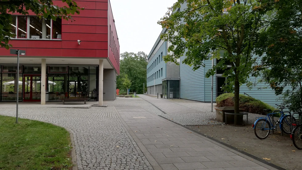Campus in Görlitz. Im Vordergrund Mensa und Bibliothek, rechts die "Blue Box", das Gebäude mit Seminarräumen, Hörsaal und Aula.