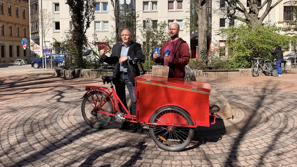 Die Kiezlichter sind seit Jahren in der Neustadt unterwegs, um Konflikte frühzeitig zu erkennen und zu entschärfen. Die Kiezlichter sind seit Jahren in der Neustadt unterwegs, um Konflikte frühzeitig zu erkennen und zu entschärfen.