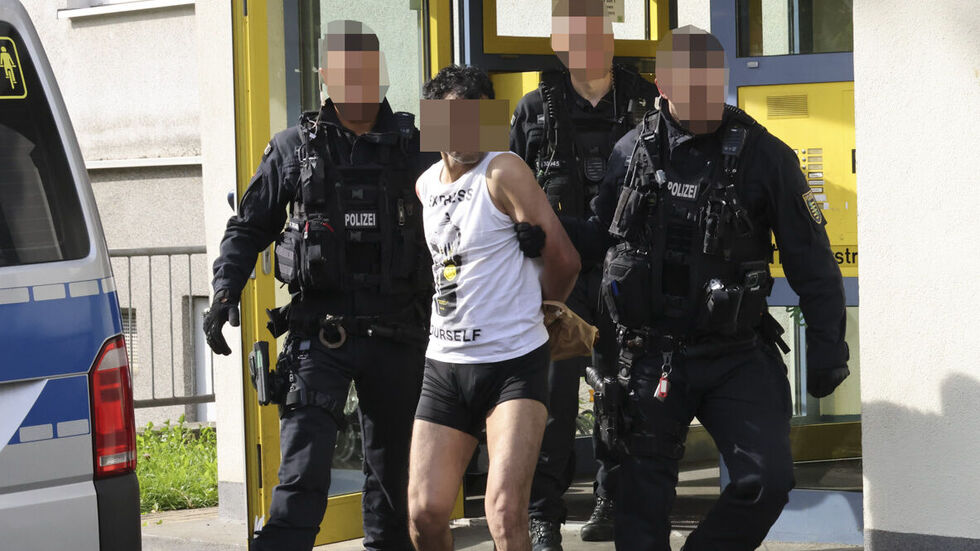 Blut-Drama in Chemnitz: Ein 38-Jähriger soll seine Ehefrau haben. Die Polizei nahm ihn fest.