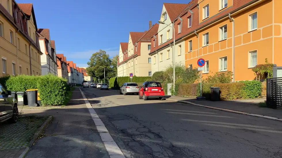 Auf 350 Metern wird neuer Asphalt aufgezogen. Auf 350 Metern wird neuer Asphalt aufgezogen.