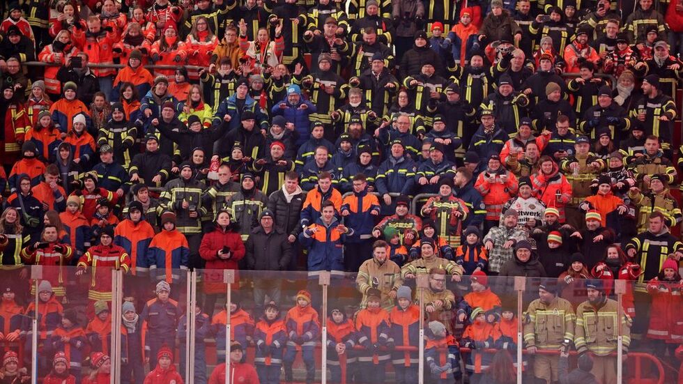 Hunderte Einsatzkräfte hatten beim Blaulichttag im Sahnpark um Nachwuchs geworben.