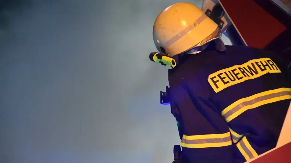 Ein Feuerwehrmann während eines Einsatzes (Symbolbild).