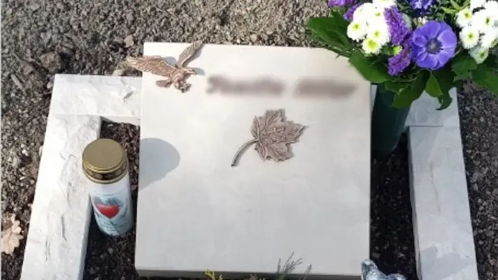 Diese Grabplatte wurde beschädigt. Diese Grabplatte wurde beschädigt.