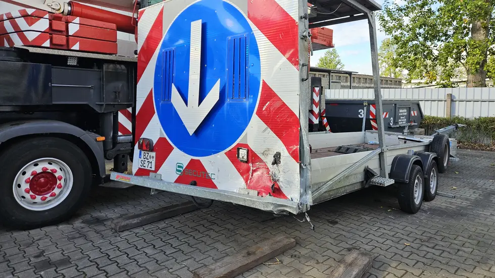 In diesen Schilderwagen ist der betrunkene Pole gekracht.