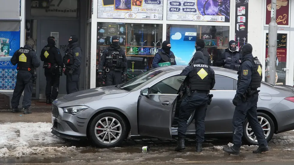 Mehr als zwei Dutzend Spätis hat die Leipziger Polizei in der Stadt vorübergehend dicht gemacht - im Foto eine Razzia im vergangenen Jahr auf der Eisenbahnstraße (Symbolbild).