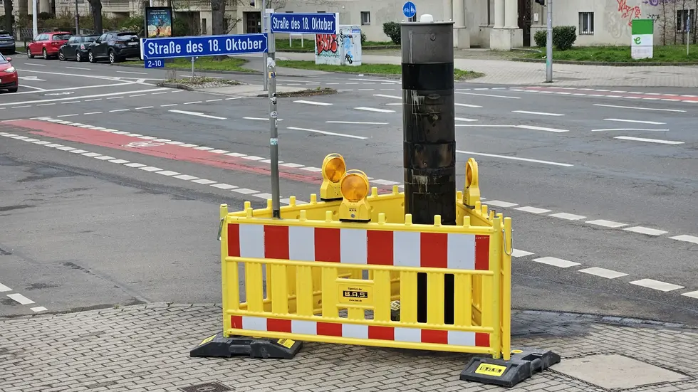 Der Starenkasten auf der Straße des 18. Oktober in Leipzig wurde schwer beschädigt.