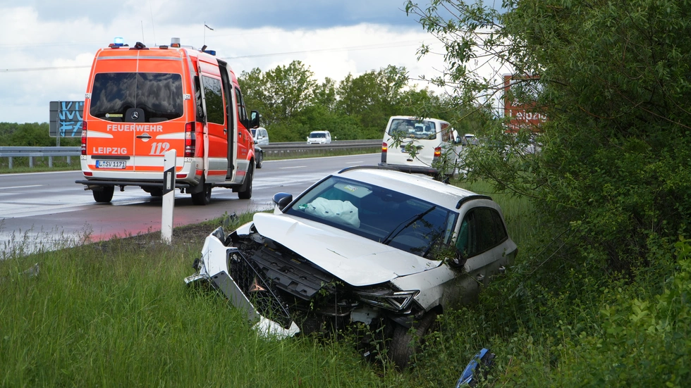 Zwischen Kleinpösna und Leipzig-Ost landet der PKW im Straßengraben Zwischen Kleinpösna und Leipzig-Ost landet der PKW im Straßengraben