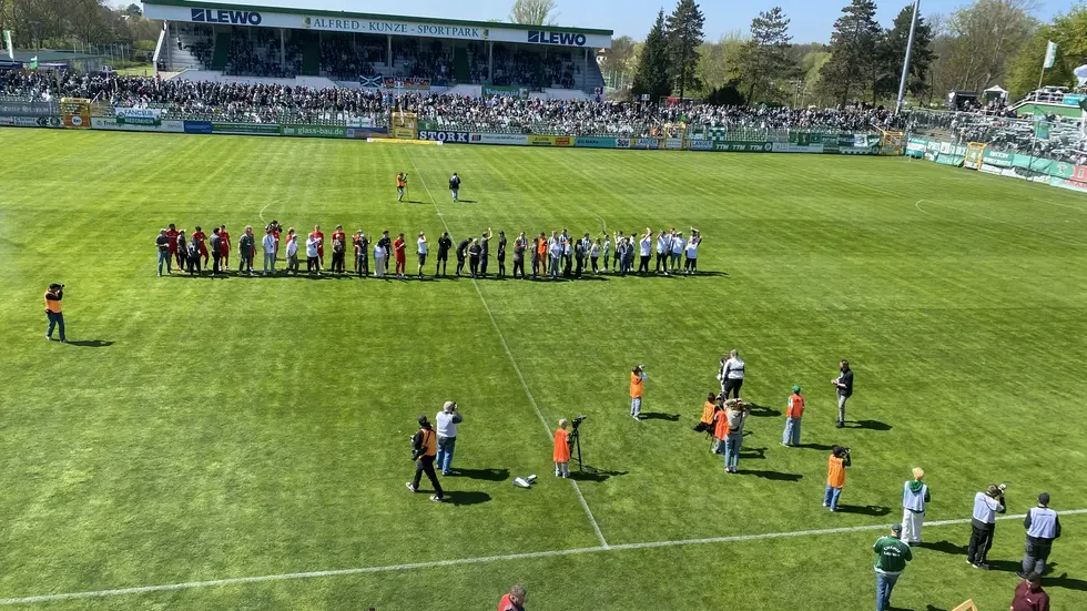 Nicht wundern, dass stimmt so: Die Mannschaften mit den Einlauf-Erwachsenen.