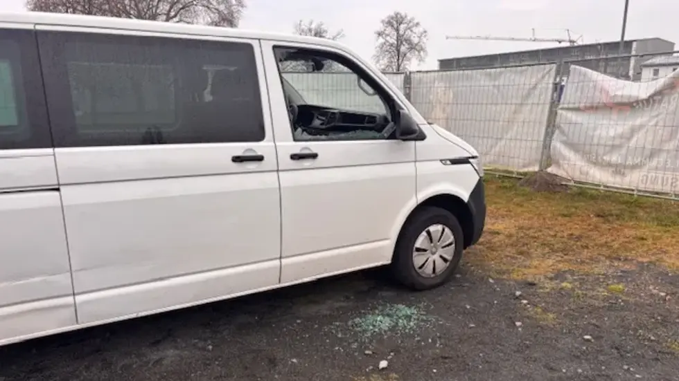 Der beschädigte Sportbus. Der beschädigte Sportbus.