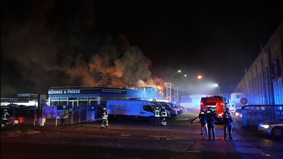 Ein dicke Rauchwolke stieg von dem Brand in den Leipziger Nachthimmel. Ein dicke Rauchwolke stieg von dem Brand in den Leipziger Nachthimmel.