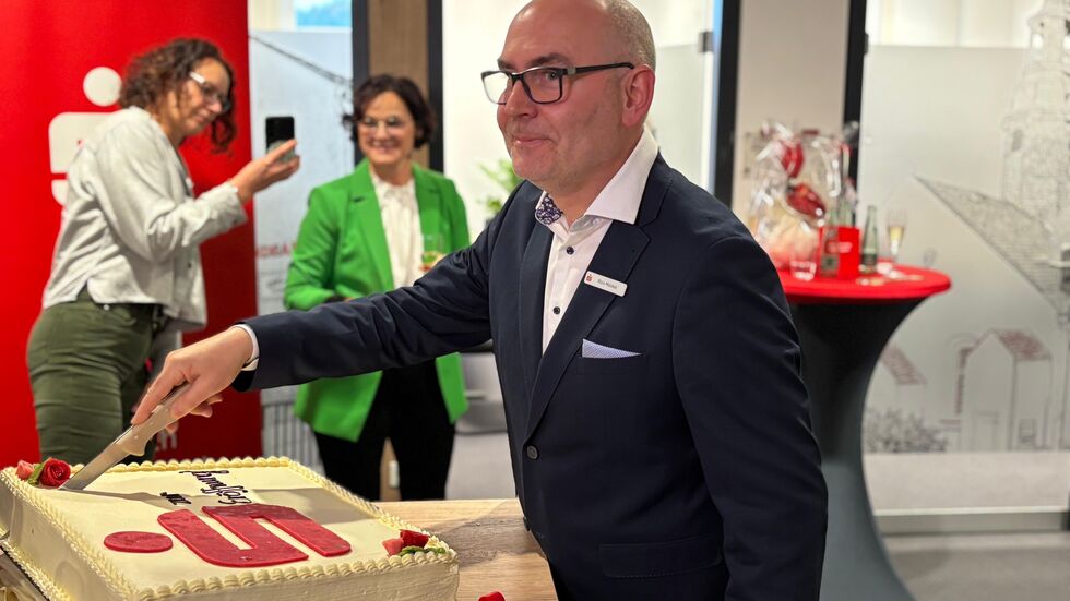 Nach der symbolischen Schlüsselübergabe eröffnete Geschäftsstellenleiter Rico Möckel die feierliche Runde. Auch Kirchbergs Bürgermeisterin Dorothee Obst war mit Ort (hinten rechts). Nach der symbolischen Schlüsselübergabe eröffnete Geschäftsstellenleiter Rico Möckel die feierliche Runde. Auch Kirchbergs Bürgermeisterin Dorothee Obst war mit Ort (hinten rechts).