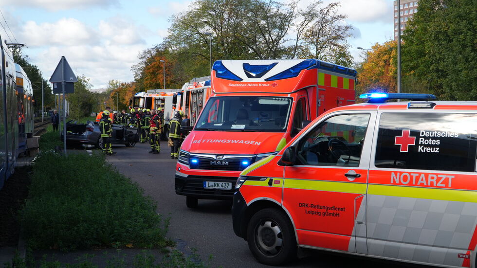 Nach dem Unfall zwischen einem Auto und einer Straßenbahn in Grünau rückten die Rettungskräfte mit einem Großaufgebot an Nach dem Unfall zwischen einem Auto und einer Straßenbahn in Grünau rückten die Rettungskräfte mit einem Großaufgebot an