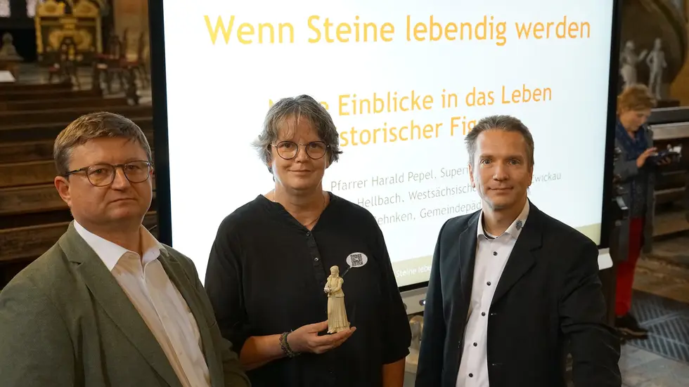Superintendent Harald Pepel lieferte die Idee, Gemeindepädagogin Dagmar Behnken die Texte, die in den Videos gesprochen werden. Prof. Sven Hellbach betreute das Hochschulprojekt (v.l.n.r.) Superintendent Harald Pepel lieferte die Idee, Gemeindepädagogin Dagmar Behnken die Texte, die in den Videos gesprochen werden. Prof. Sven Hellbach betreute das Hochschulprojekt (v.l.n.r.)