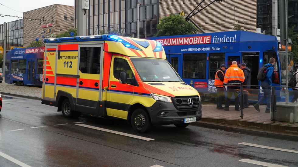 Ein Rettungswagen an der Unfallstelle auf dem Leipziger Goerdelerring.