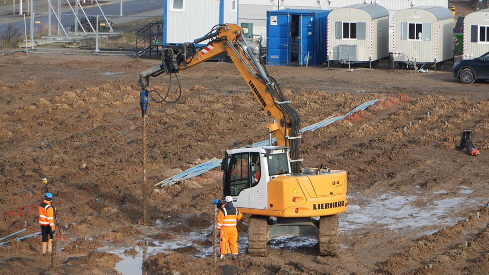 Experten auf Spurensuche nach einem Blindgänger. Experten auf Spurensuche nach einem Blindgänger.