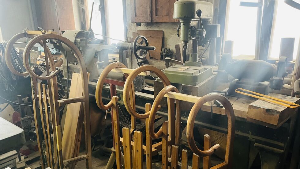 Die Werkstatt baut nicht nur Schlitten, sondern repariert auch welche. Die Werkstatt baut nicht nur Schlitten, sondern repariert auch welche.