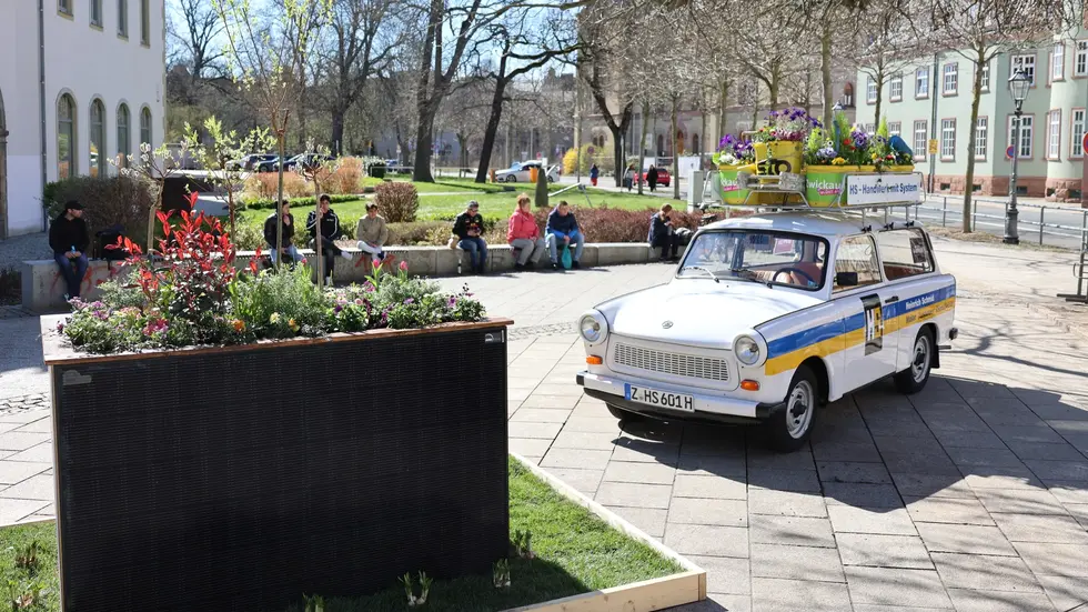 Jedes Jahr ein Hingucker: der bepflanzte Trabi