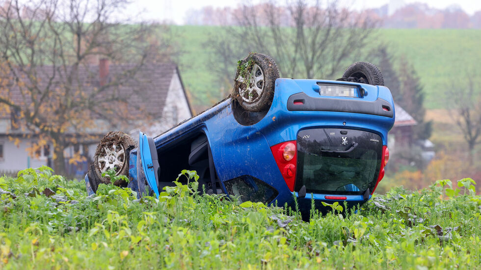 Der Peugeot landete auf dem Dach.