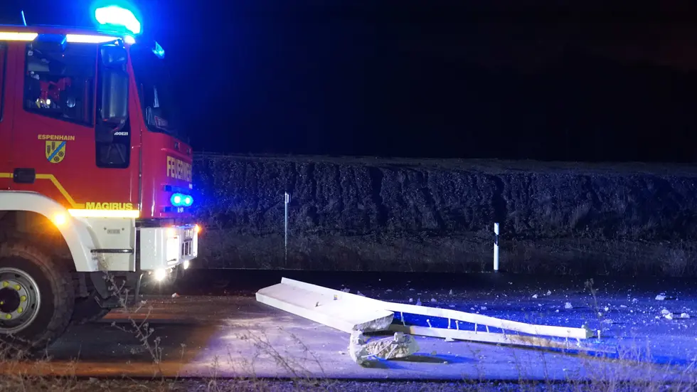 Der Transporter krachte gegen einen Betonpfeiler und mehrere Baustellenabsperrungen.