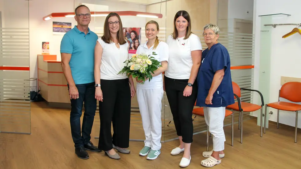 (v.l.) Ärztlicher Leiter des MVZ, Bernd Henning und Geschäftsführerin Juliane Kirfe gratulieren dem Praxisteam (v.l.) Ärztlicher Leiter des MVZ, Bernd Henning und Geschäftsführerin Juliane Kirfe gratulieren dem Praxisteam