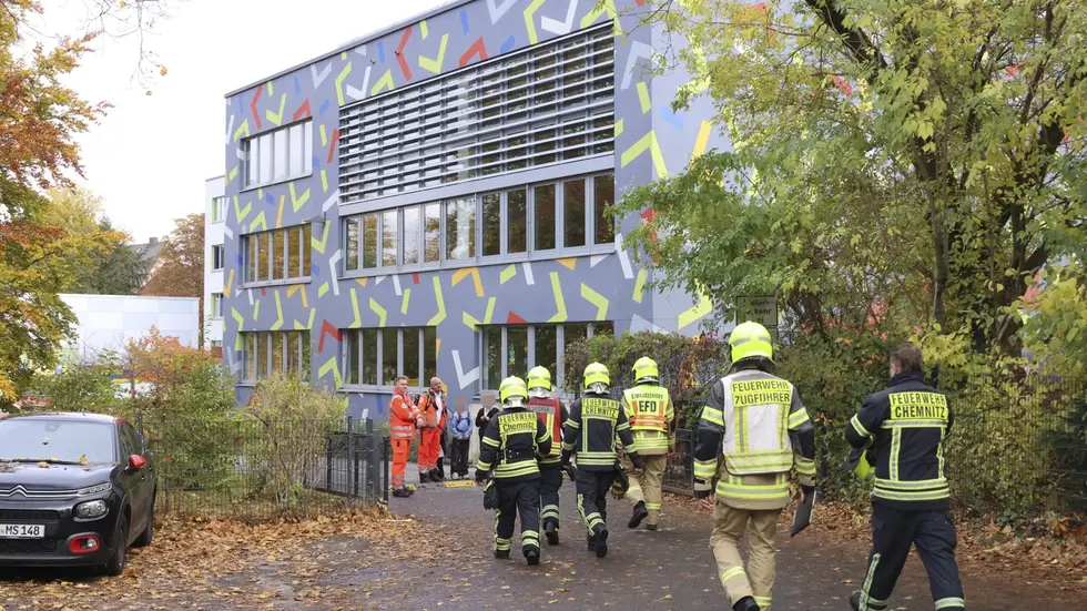 Gegen 13 Uhr wurden die Einsatzkräfte zur Schule an der Stollberger Straße gerufen. Gegen 13 Uhr wurden die Einsatzkräfte zur Schule an der Stollberger Straße gerufen.