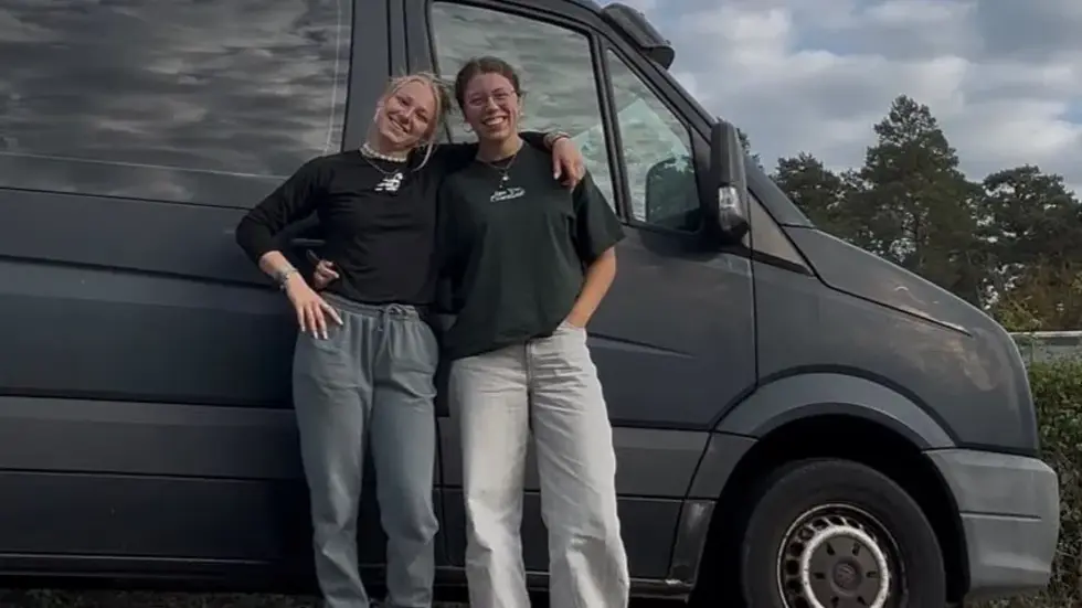 Berta und Alina vor ihrem VW Crafter Berta und Alina vor ihrem VW Crafter