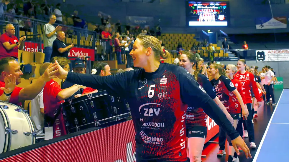 Angeführt von Kapitänin Laura Szabo verabschieden sich die Spielerinnen vom Publikum in der Sparkassen-Arena. Angeführt von Kapitänin Laura Szabo verabschieden sich die Spielerinnen vom Publikum in der Sparkassen-Arena.