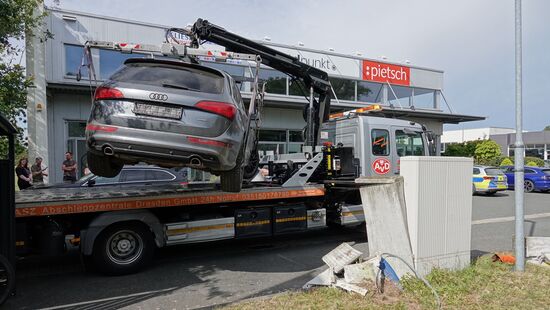 Der gestohlene Audi war nicht mehr fahrtüchtig. Er musste abgeschleppt werden.