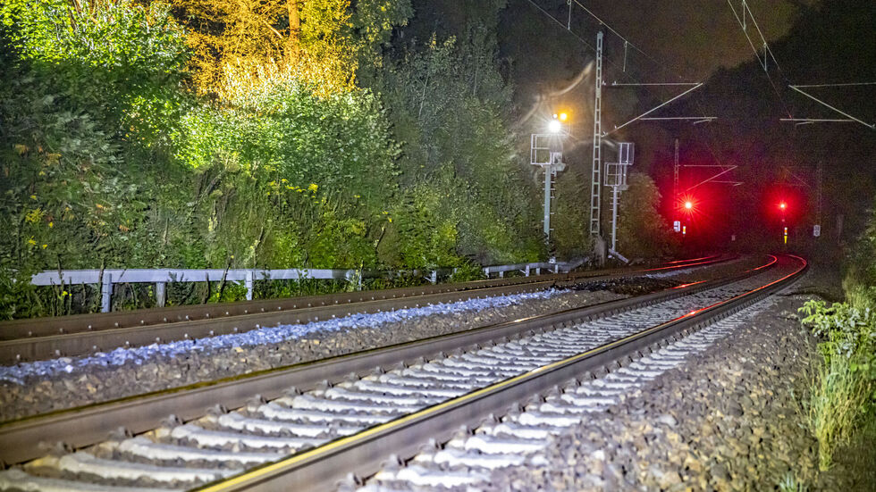 Alle Signale auf Rot an der nahen Bahnstrecke