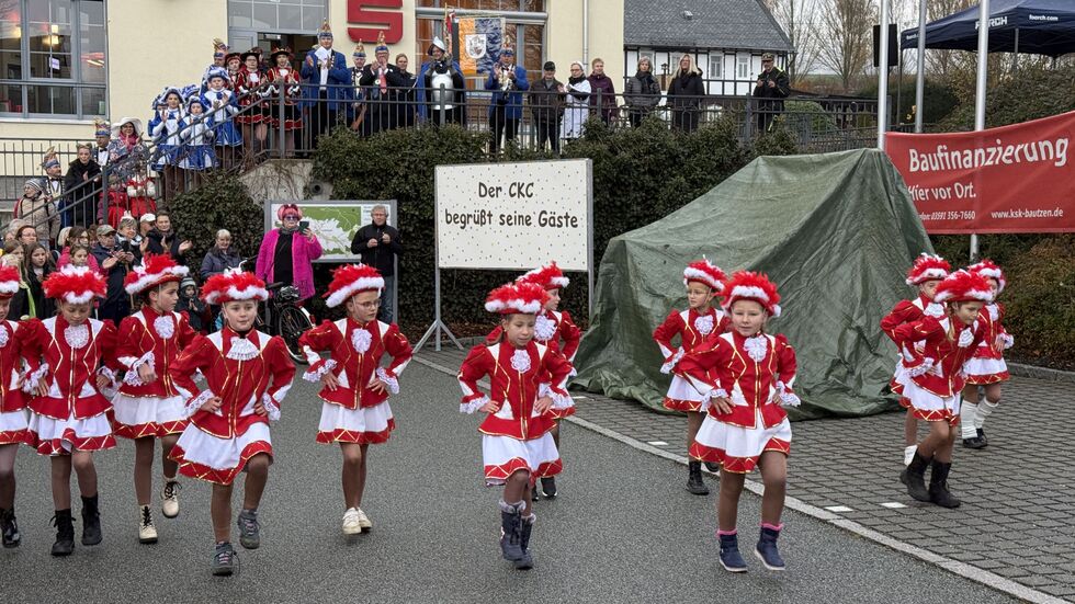 Funken tanzen vor dem Cunewalder Rathaus. Funken tanzen vor dem Cunewalder Rathaus.