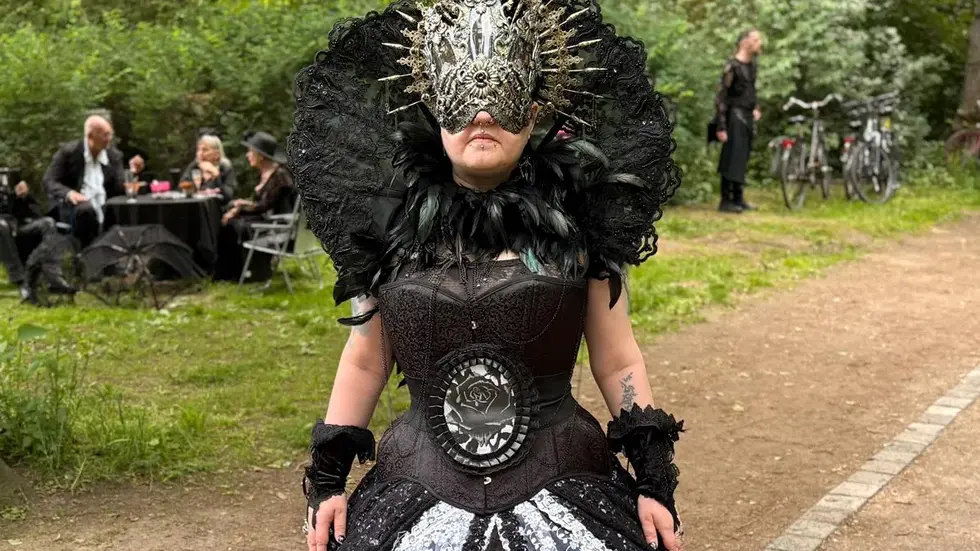 Eleanor Francis liebt Kirchen und Kathedralen, daran soll das Head Piece erinnern.