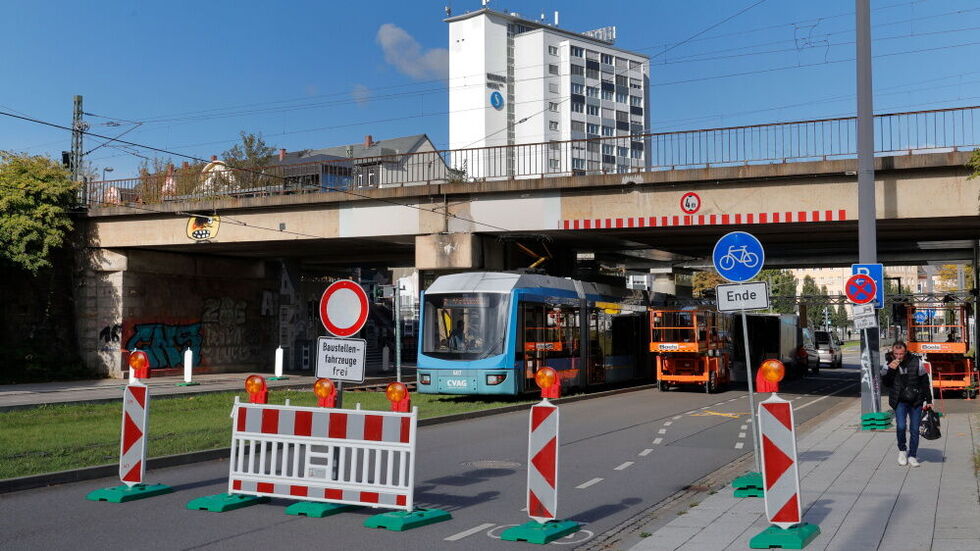 Die Bahnbrücke über die Bernsdorfer Straße wird auf mögliche Schäden untersucht.