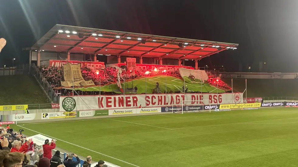 Der Siegtreffer gegen Glasgow - die Fans setzten ihn phantastisch in Szene.