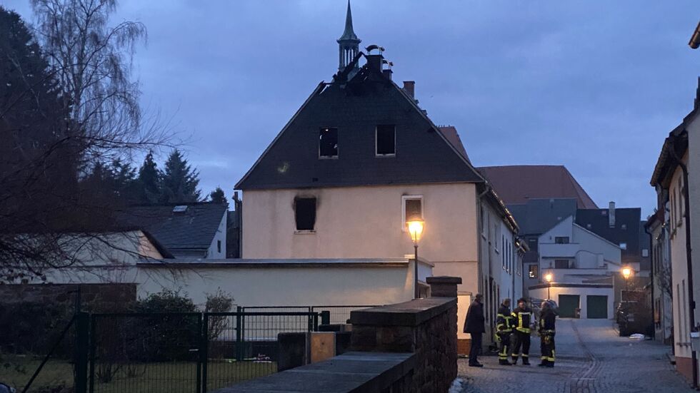 Donnerstagmorgen auf der Fischergasse in Rochlitz: Nach dem Wohnhausbrand in der Nacht sind noch Kameraden der Feuerwehr vor Ort.