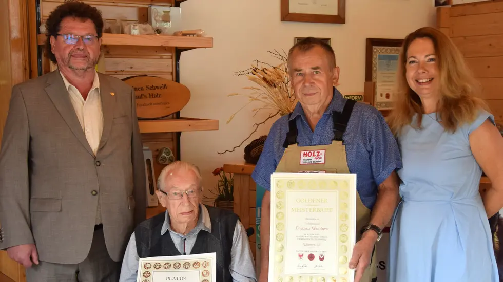 Tischlermeister Wilfried Woidtow (2.v.l.) wurde mit dem Platin-Meisterbrief der Handwerkskammer Cottbus für seine Lebensleistungen und 70-jähriges Meisterjubiläum geehrt. Sein Sohn Tischlermeister Dietmar Woidtow (3.v.l.) erhielt als Auszeichnung den Goldenen Meisterbrief für sein 50-jähriges Meisterjubiläum. Die Anerkennung und Gratulationen überbrachten Guntram Bialas, Vorstandsmitglied der Handwerkskammer Cottbus und Sylke Radke, Hauptgeschäftsführerin der Handwerkskammer Cottbus. Tischlermeister Wilfried Woidtow (2.v.l.) wurde mit dem Platin-Meisterbrief der Handwerkskammer Cottbus für seine Lebensleistungen und 70-jähriges Meisterjubiläum geehrt. Sein Sohn Tischlermeister Dietmar Woidtow (3.v.l.) erhielt als Auszeichnung den Goldenen Meisterbrief für sein 50-jähriges Meisterjubiläum. Die Anerkennung und Gratulationen überbrachten Guntram Bialas, Vorstandsmitglied der Handwerkskammer Cottbus und Sylke Radke, Hauptgeschäftsführerin der Handwerkskammer Cottbus.