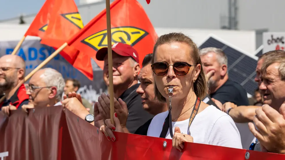 Teilnehmer des VW-Aktionstages im Juli vorm Werk
